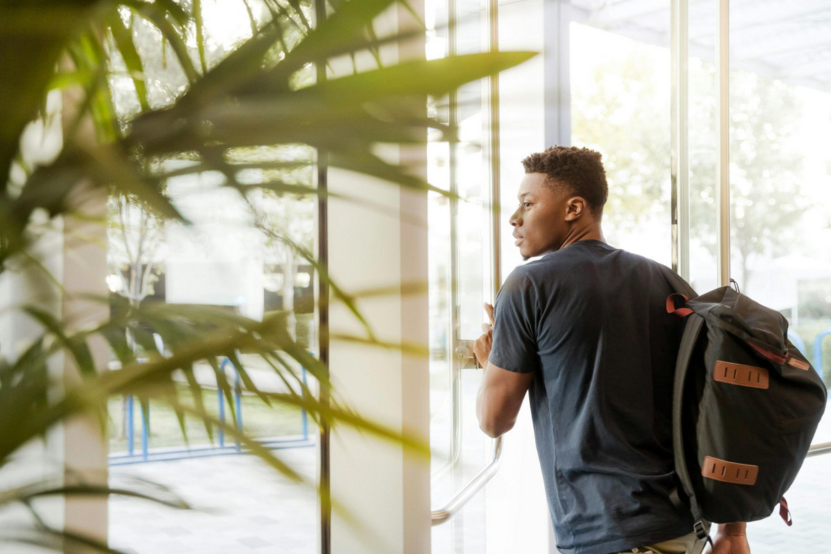 Étudiant en BTS faisant son apprentissage en entreprise Un étudiant en apprentissage dans un environnement d'entreprise.