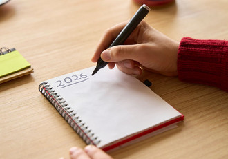 Un cahier ouvert où est noté 2026, symbolisant la planification et la préparation d’un nouveau projet ou d’une réorientation en apprentissage.