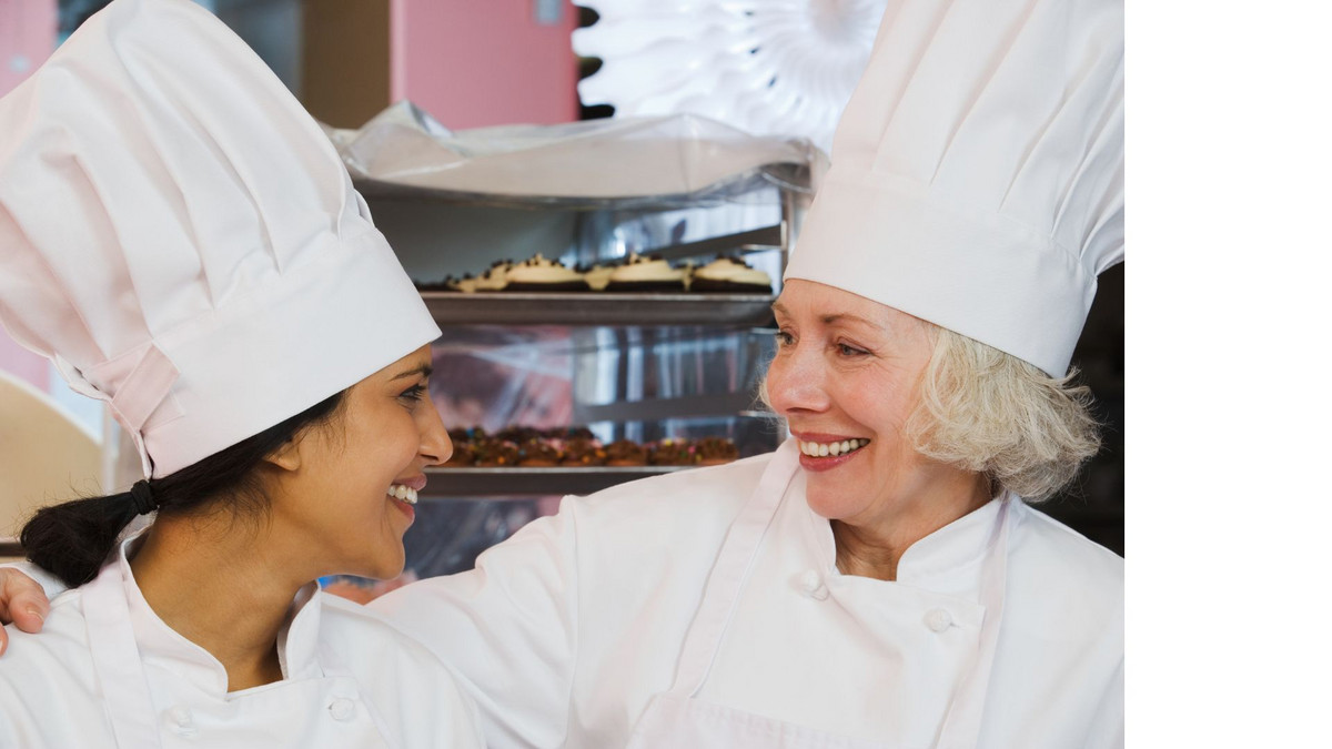 Apprentie cuisinière apprenant aux côtés de son tuteur cheffe de cuisine Formation culinaire en apprentissage