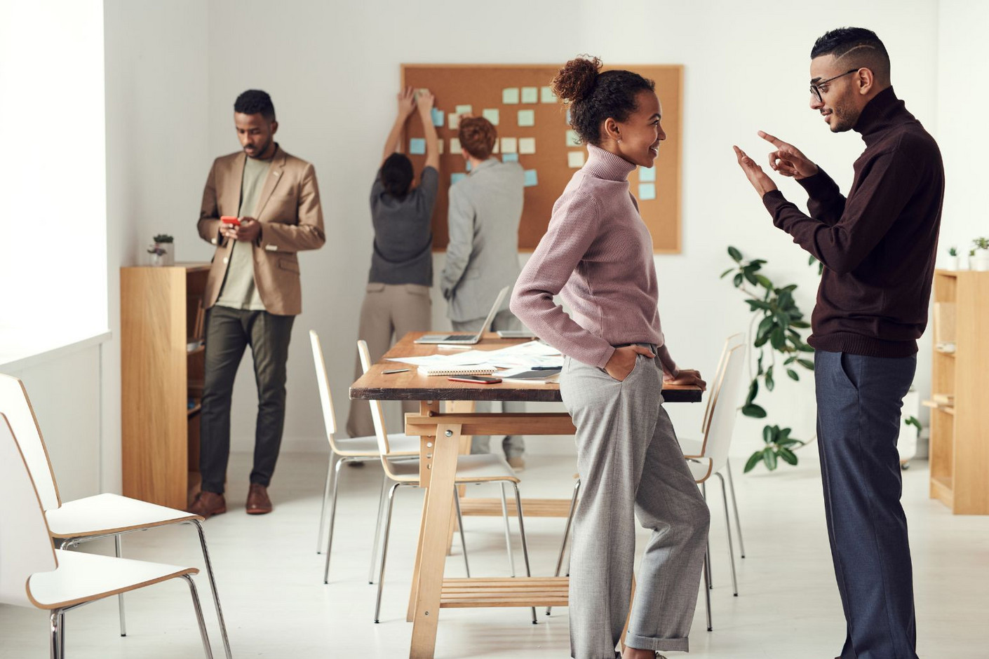 Apprentie en licence de marketing discutant avec son tuteur en agence Échange stratégique en agence de marketing entre une apprentie et son tuteur