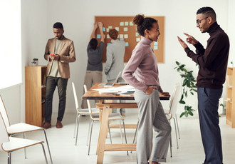 Échange stratégique en agence de marketing entre une apprentie et son tuteur