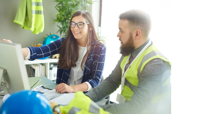 Apprentie travaillant sur des plans de construction dans un bureau d'études Apprentie en bureau d'études bâtiment