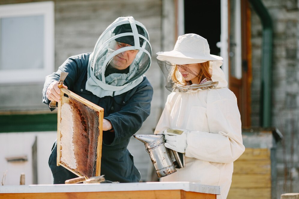 Apiculteur en pleine action, prenant soin des abeilles