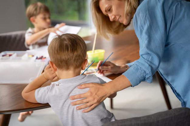 Apprentie auxiliaire de puériculture s'occupant d'enfants