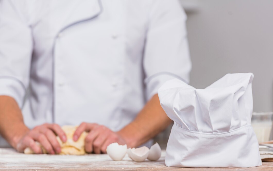 Apprenti pâtissier faisant un gâteau